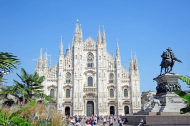 İtalya, Milan - Ekim 2020: Karantina sona erdi. 19 Coronavirus, Duomo Katedral Meydanı 'nda maskeli insanlar - şehir merkezinde turistlerin olmadığı - Vittorio Emanuele at heykeli