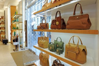 İtalya, Milan - 22 Aralık 2017: Montenapoleone yolundaki Longchamp butiği. Çantalar, ayakkabılar ve aksesuarlar.