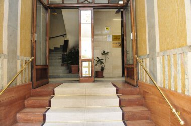 Merdiven boşluğundaki boş verandanın manzarası. Cavit yüzünden. İtalya, Milano 'da 19 numara.