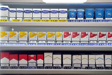 İtalya - Milano - Tütüncü - Tütün ve sigara paketleri satışta - sigaraya uygulanan vergi artışı