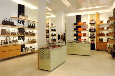 İtalya - Milan 22 Kasım 2017 - Dior butiği - Montenapoleone yolundaki lüks mağaza - bavullar ve aksesuarlar