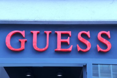 Milan, İtalya 31 Ekim 2018 - Tahmin et logo ve dükkan