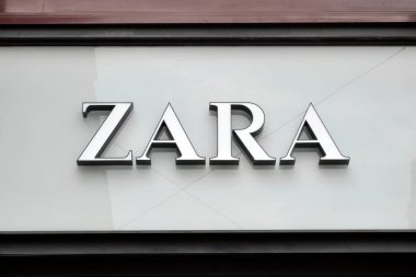 İtalya - Milan 11 Nisan 2108 - Zara mağazası ve logosu