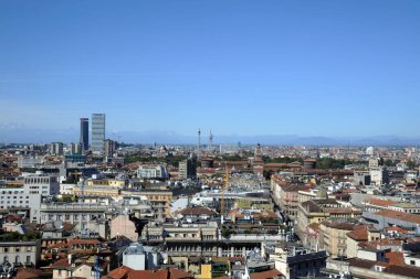 İtalya, Milan - 15 Aralık 2019: Duomo Katedrali, Vittorio Emanuele Galerisi ve dağlı Unicredit kulesi gökdeleni