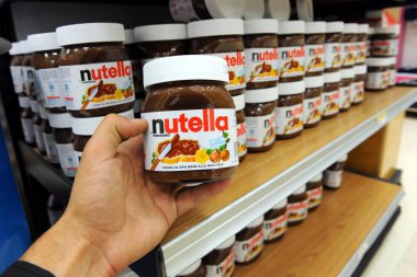 Milan, İtalya - 11 Ekim 2018: Bir süpermarkette İtalyan Nutella Ferrero kremi