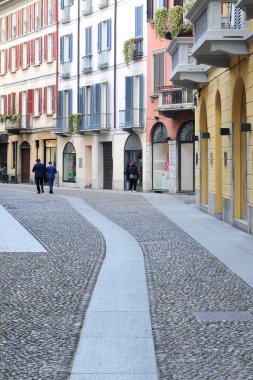 İtalya - Milan - 12 Mart 2018 - Brera ilçesi, kulüp, restoran ve alışveriş alanı - şehir merkezini ziyaret eden yabancı turistlerin sıkça uğradığı tarihi bölge, renkli evler