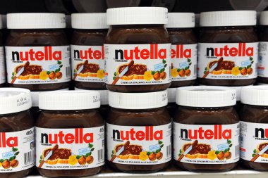 Milan, İtalya - 11 Ekim 2018: Bir süpermarkette İtalyan Nutella Ferrero kremi