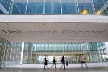 Milan, İtalya - 08 Ekim 2018: Milano 'daki prestijli Bocconi Üniversitesi' nin merkezi, Coronavirus sırasında okulların kapanması ve dünyanın dört bir yanından öğrencilerin ilgisini çekiyor.