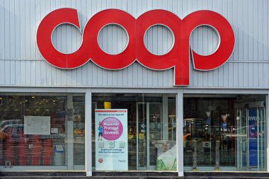 Milan, İtalya - 19 Ekim 2018: Coop süpermarketi, market logosu