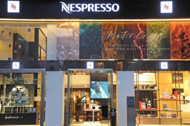 Milan, İtalya 23 Ekim 2018 - Nespresso logosu ve mağazası Milano 'da