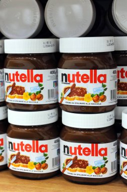 Milan, İtalya - 11 Ekim 2018: Bir süpermarkette İtalyan Nutella Ferrero kremi