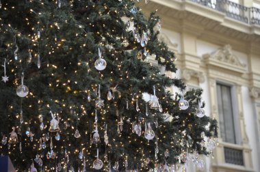 Alışveriş merkezindeki büyük Noel ağacı