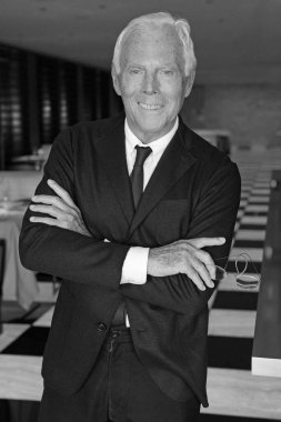 İtalya - Milan - 21 Kasım 2016 Giorgio Armani moda haftasında poz verdi