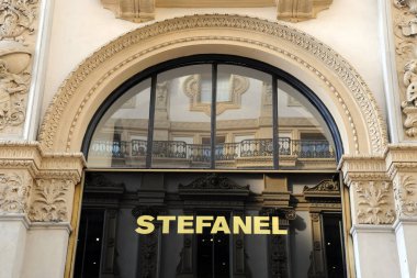 Milan, İtalya 10 Ekim 2018 - Milano Vittorio Emenuele Galerisi 'ndeki Stefanel logosu ve mağazası
