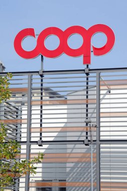 Milan, İtalya - 19 Ekim 2018: Coop süpermarketi, market logosu