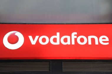 Milan, İtalya 12 Ekim 2018 - logo Vodafone - telefon ve cep telefonu ağı