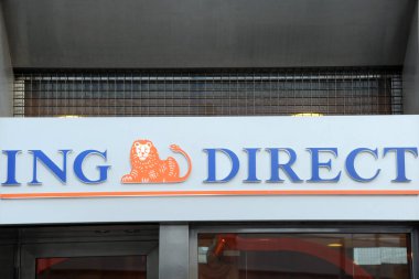 Milan, İtalya 29 Ekim 2018 - Doğrudan banka logosu ve dükkânı