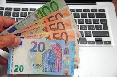 Euro parası ve bilgisayar klavyesi - ekonomik işlem ve banka çevrimiçi