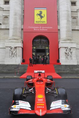 İtalya, Milan - 15 Aralık 2017: Ferrari otomobil üreticisi Piazza Affari 'nin iş merkezindeki borsaya girdi