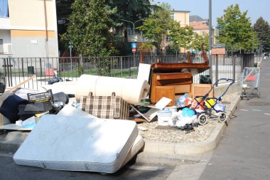 İtalya, Milan 15 Aralık 2019 - kaldırımda çöp torbaları ve yürümeye çalışan insanlar - farklı atık toplama için şeffaf torbalar