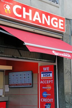 Milano, İtalya 12 Ekim 2018 - Milano şehir merkezindeki para değişimi / (bozuk para) dükkanı