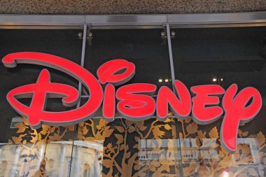 Milan, İtalya - 29 Ekim 2018: Corso Vittorio Emanuele, Milano 'da bir Disney logosu