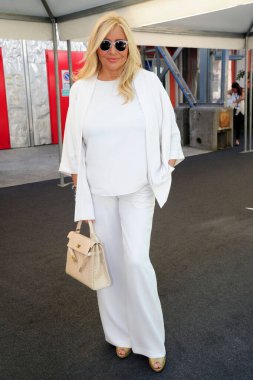 İtalya, Milan 23 Ekim 2019 RAI program programı sunumu Mara Venier