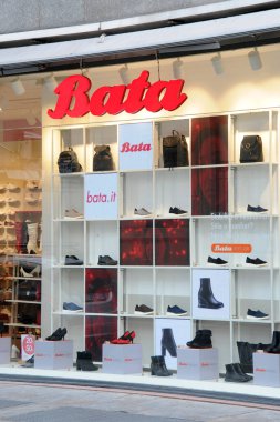 Milan, İtalya 31 Ekim 2018 - Bata logosu ve dükkânı