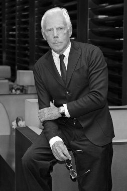 İtalya - Milan - 21 Kasım 2016 Giorgio Armani moda haftasında poz verdi