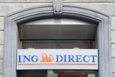 Milan, İtalya 29 Ekim 2018 - Doğrudan banka logosu ve dükkânı