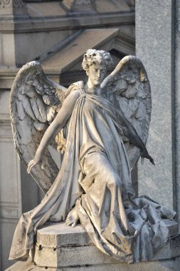 Mezarlıktaki bir heykel parçası. 