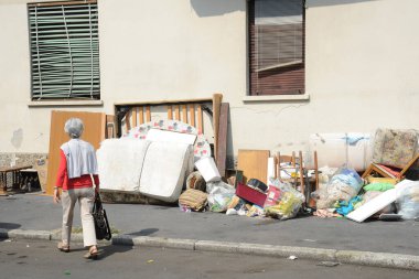 İtalya, Milan 15 Aralık 2019 - kaldırımda çöp torbaları ve yürümeye çalışan insanlar - farklı atık toplama için şeffaf torbalar