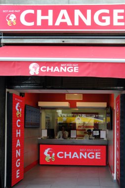 Milano, İtalya 12 Ekim 2018 - Milano şehir merkezindeki para değişimi / (bozuk para) dükkanı