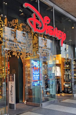 Milan, İtalya - 29 Ekim 2018: Corso Vittorio Emanuele, Milano 'da bir Disney logosu