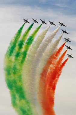 Gökyüzünde üç renkli İtalyan uçakları üreten bir grup.