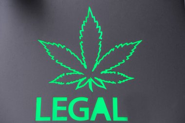 Milan, İtalya - Kasım 06, 2018 - Yasadışı ot, esrar ve sigara içmek için düşük THC ve higth cbd ile marihuana -