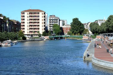 Milan, İtalya Eylül 28,2108 - Navigli Kanalı (Naviglio grande) turist için ilginç bir yer