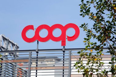 Milan, İtalya - 19 Ekim 2018: Coop süpermarketi, market logosu