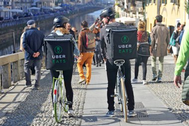 Milan - Uber 'in restoranlarda yemek sipariş etmek için yemek yemesi giderek yaygınlaşıyor, ev teslimatları.