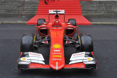 İtalya, Milan - 15 Aralık 2017: Ferrari otomobil üreticisi Piazza Affari 'nin iş merkezindeki borsaya girdi