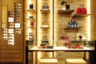 İtalya, Milan - 21 Aralık 2017: Fendi butiği - Montenapoleone yolundaki lüks mağaza - altın arka planda çantalar