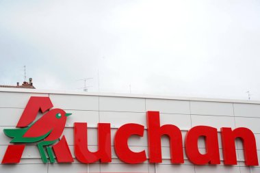 Milan, İtalya - Kasım 06, 2018: Auchan Market, Uluslararası Süpermarket
