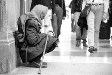 Yoksulluk ve sadaka - yerde oturan yaşlı kadın yoldan geçenlere sadaka ister ve parayı sayar - yalnızlık ve sosyal dışlanma