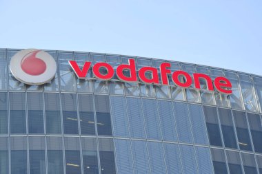 İtalya, Milan - 05 Nisan 2018: Logolu Vodafone ofis binası