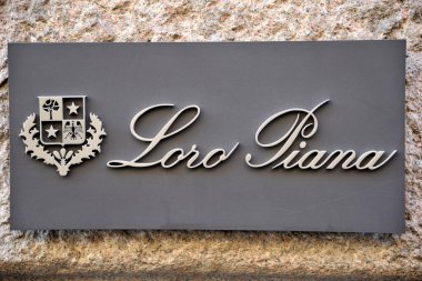 İtalya - Milano - 16 Ocak 2018 - Montenapoleone yolundaki Loro Piana mağazası - moda ve lüks bölge