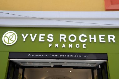 Milan, İtalya 31 Ekim 2018 - Yves Rocher Fransa logosu ve mağazası