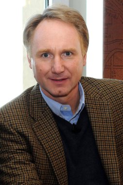 İtalya - Milan - 22 Ocak 2018 - Dan Brown yazar - sakallı ve fularlı bir gencin portresi