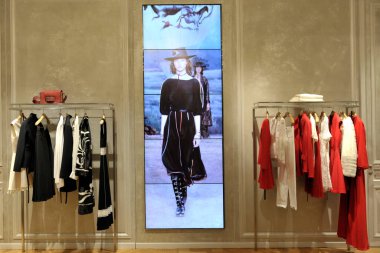 İtalya - Milan 22 Kasım 2017 - Dior butiği - Montenapoleone yolundaki lüks mağaza - bavullar ve aksesuarlar