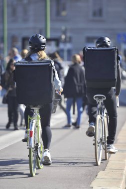 Milan - Uber 'in restoranlarda yemek sipariş etmek için yemek yemesi giderek yaygınlaşıyor, ev teslimatları.