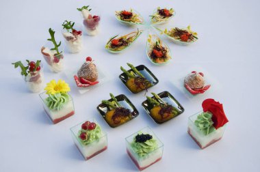 Beyaz arka planda çeşitli yiyecekler